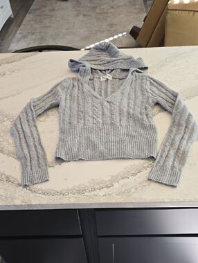 Cropped Light Gray Cable-Knit Hooded Sweater